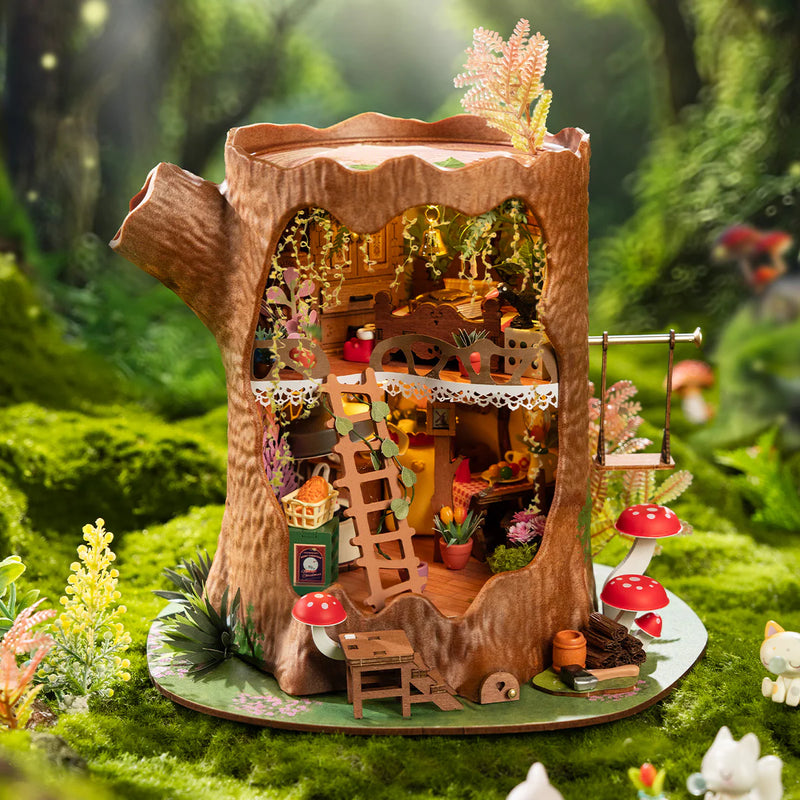Sfeervolle presentatie van de Robotime Fairytale Tree House, bouwpakket van een miniatuurhuisje van twee verdiepingen in een holle boomstronk