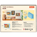 Achterkant verpakking van de Robotime Fluffy Cat Bakery, diorama in een lijst van een bakkerijtje met een kat