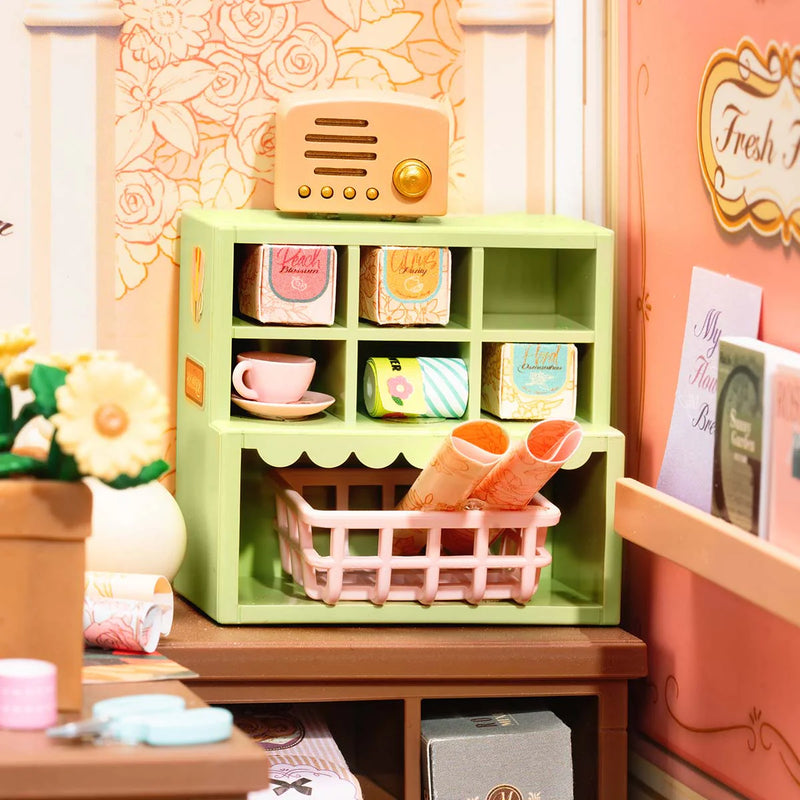 Details van de spulletjes achter de toonbank van de Robotime Fresh Flower Shop