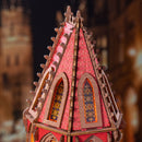 De torenspits van de Robotime Geometric Cathedral