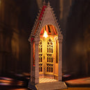 Sfeervolle presentatie van de Robotime Geometric Cathedral, houten bouwpakket van een verlichtte toren uit een kathedraal met glas-in-loodramen