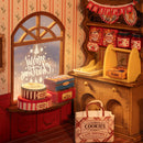 Close-up van producten en een raampje in de Robotime Gingerbread House