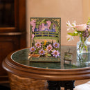 Sfeervolle presentatie van de Robotime Glittering Water Lily, houten diorama bouwpakket van Monet’s waterlelies