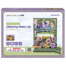 Voorkant verpakking van de Robotime Glittering Water Lily, houten diorama bouwpakket van Monet’s waterlelies