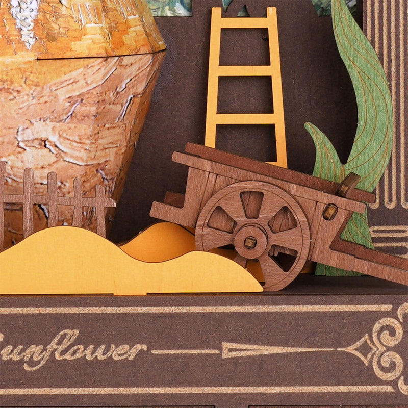 Close-up van de kleine houten handkar in het diorama van de Robotime Golden Sunflower