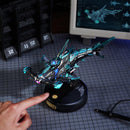 Een persoon gebruikt de touchbutton om de Robotime Hammerhead Shark te laten bewegen en licht te laten geven