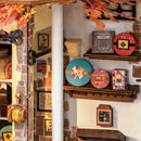 Decoratie op schappen en aan de muur van de Robotime Henry's Chocolate