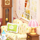 De bank, lamp en staande klok bij het raam van de Robotime Holiday Tea Time