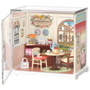 Productfoto van de Robotime Honey Tea Lounge, kunststof miniatuur theesalon in een kleine display case