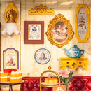 Ingelijste foto's en decoratie aan de muur van de Robotime Leisure Time Tea Room