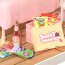 Close-up van de snacks en het snoepgoed van de Robotime Lovely Pink Bedroom