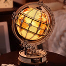 Sfeervolle presentatie van de Robotime Luminous Globe, elektrisch, houten bouwpakket van een draaiende, lichtgevende wereldbol
