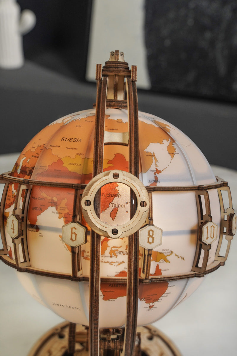 Detail van het vergrootglaasje op de Robotime Luminous Globe, houten modelbouw van een verlichte wereldbol