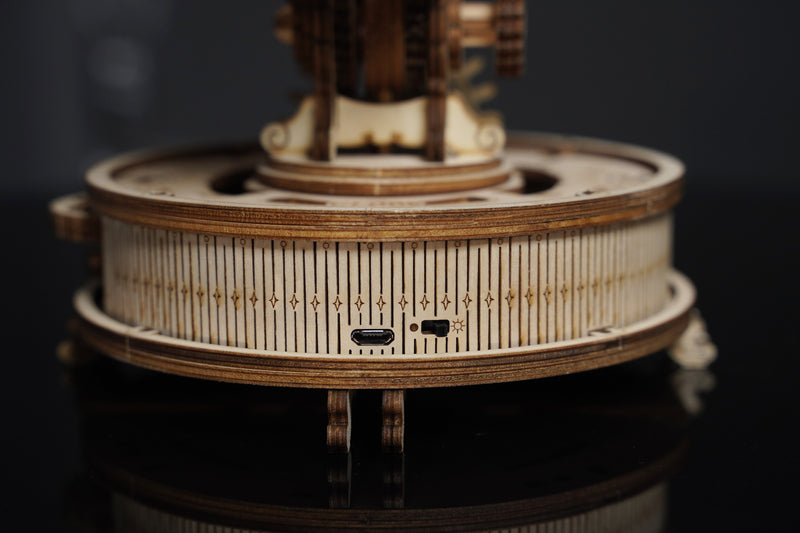 Detail van de micro-usbbaansluiting op de Robotime Luminous Globe, houten modelbouw van een verlichte wereldbol
