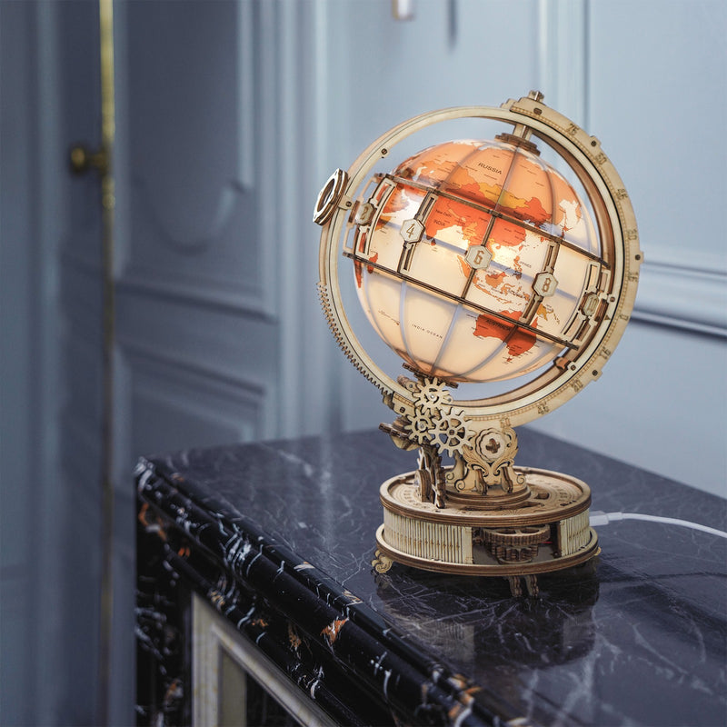 Sfeerfoto van de Robotime Luminous Globe in een luxe kamer