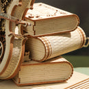 Drie boeken waar de Robotime Magic Cello tegenaan leunt