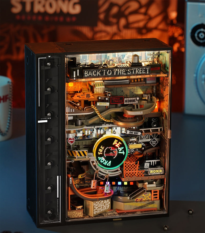 Sfeervolle presentatie van de Robotime Marble Run Hip-Hop Street, kunststof knikkerbaan bouwpakket met urban hip-hop thema