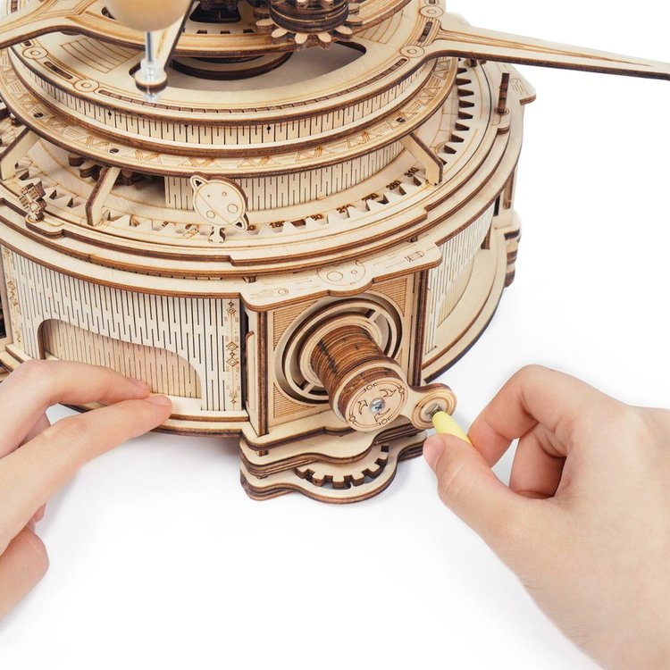 Close-up van het mechaniek waarmee de Robotime Mechanical Orrery in het rond kan draaien