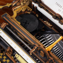 Het lint op een rol en en gedeelte van het binnenwerk van de Robotime Mechanical Typewriter (Classic Version)