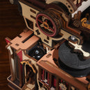 Het belletje en zijkant van de cylinder aan de zijkant van de Robotime Mechanical Typewriter (Magic Version)