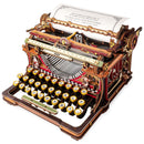 Productfoto van de Robotime Mechanical Typewriter (Magic Version), houten bouwpakket van een stijlvolle rode, functionerende typemachine met Alice in Wonderland thema
