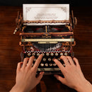 Een persoon typt een brief op de Robotime Mechanical Typewriter (Magic Version)
