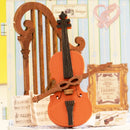 Cello en harp in de etalage van de Robotime Melody Instrument Shop