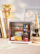 Sfeervolle presentatie van de Robotime Memory Book Store, kunststof miniatuur boekwinkeltje in een kleine display case