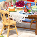 Gedekte tafel met druiven, vlees en gebak in de Robotime Midsummer Dream Yard