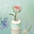 Sfeervolle presentatie van de Robotime Minty Camellia Lamp, kunststof bouwpakket van een zachtgroen en -roze nachtlampje in de vorm van een camellia