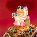 De Chill Life variant van de Robotime Nanci Best Wishes blind box serie op een grote berg munten en juwelen