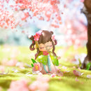 Adoration like Peach Blossom variant onder een bloeiende sakura boom