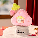 Sfeervolle presentatie van de Robotime Nanci Plush Potted Plant, pluche Nanci knuffel in de vorm van een roze plant in een grijze pot