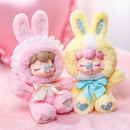 De roze en gele variant van de Robotime Nanci Shining Bunny, blind box van een schattig figuurtje in konijnenpak in verschillende kleuren