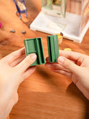 Een persoon bouwt een kastje van de Robotime Nature Energy Fruits