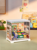 Sfeervolle presentatie van de Robotime Nature Energy Fruits, kunststof miniatuur fruitwinkeltje in een kleine display case