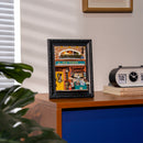 Sfeervolle presentatie van de Robotime Old Time Bookstore, diorama in een lijst van een ouderwets boekenwinkeltje