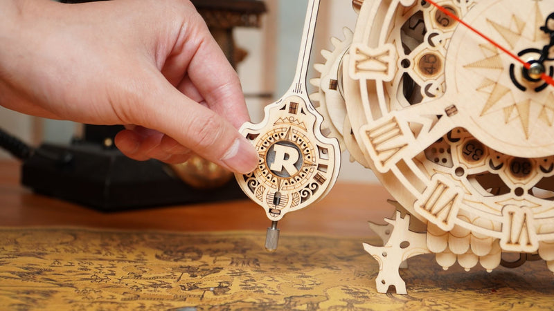 Close-up van de pendule van de Robotime Owl Clock
