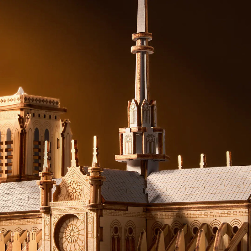 Details van de toren van de Robotime Paris Cathedral