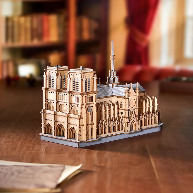 Sfeervolle presentatie van de Robotime Paris Cathedral, houten modelbouw van de Notre-Dame in Parijs