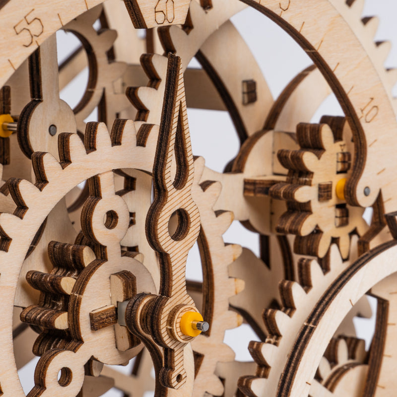 Close-up van de tandwielen en wijzer van de Robotime Pendulum Clock