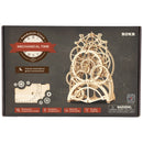 Voorkant verpakking van de Robotime Pendulum Clock, houten modelbouw van een mechanische klok