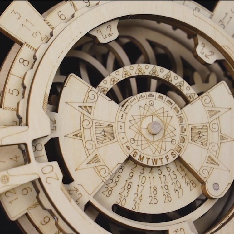 Close-up van de voorkant van de Robotime Perpetual Calendar