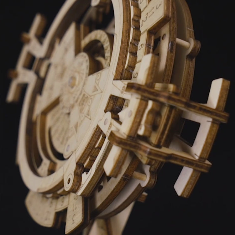Close-up van de zijkant van de Robotime Perpetual Calendar