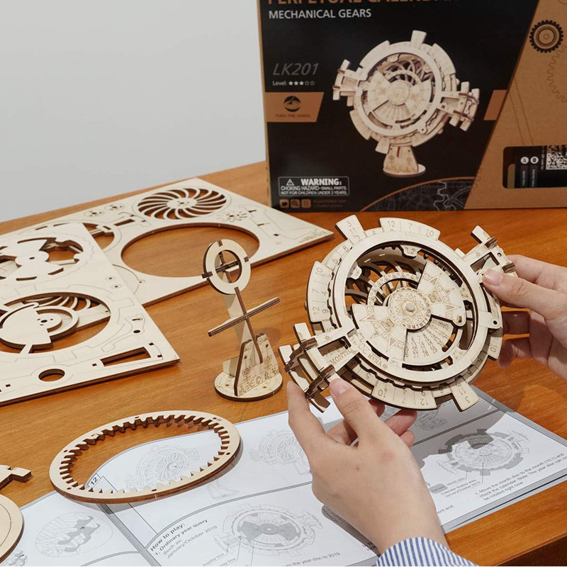 Een stap in het bouwproces van de Robotime Perpetual Calendar