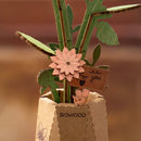 Bladeren, kleine bloemen en een bordje met "for you" in de Robotime Pink Dahlia