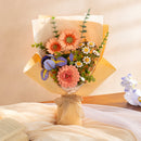 De Robotime Pink Dahlia in een boeket met de Purple Iris, Chamomile en Light Orange Gerbera