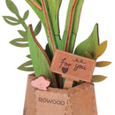 Close-up van het bladgroen, het vaasje en het For You bordje in het vaasje van de Robotime Pink Tulip