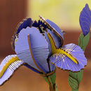 Close-up van de bloem in de Robotime Purple Iris