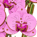 Close-up van een van de bloemen van de Robotime Purple Moth Orchid